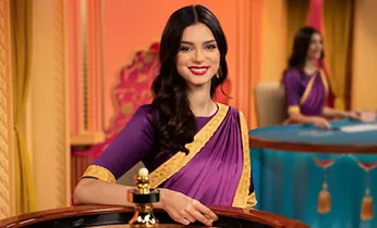 Gà chiến cựa sắt trên sân đấu